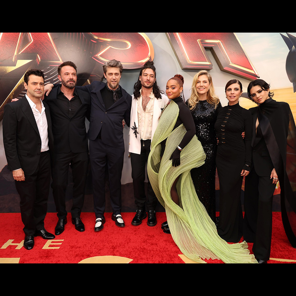 ザ・フラッシュジャパンプレミア参加者限定特典スーパーガールシール等