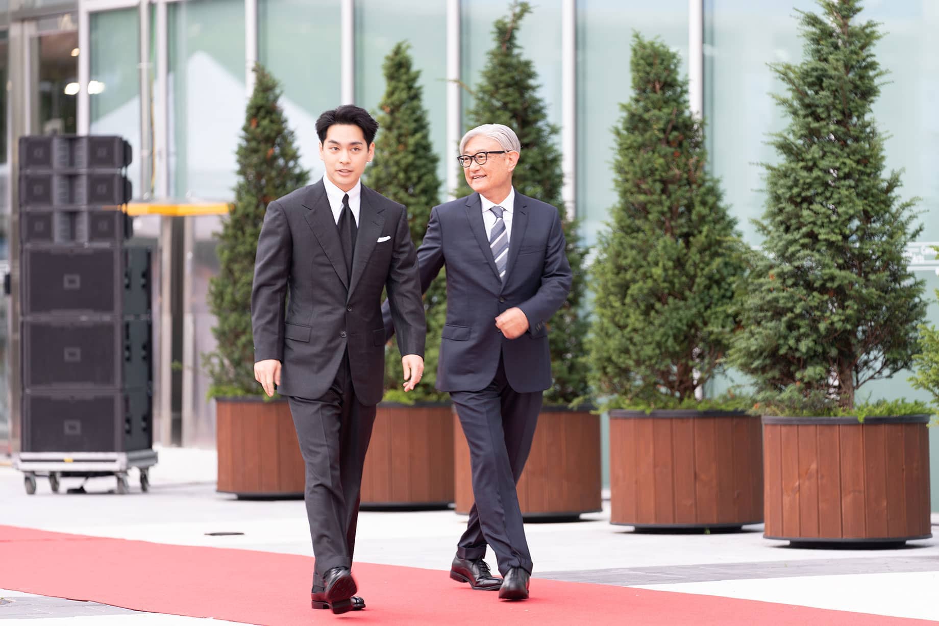 画像：レッドカーエットを歩く柳楽さんと堤幸彦監督